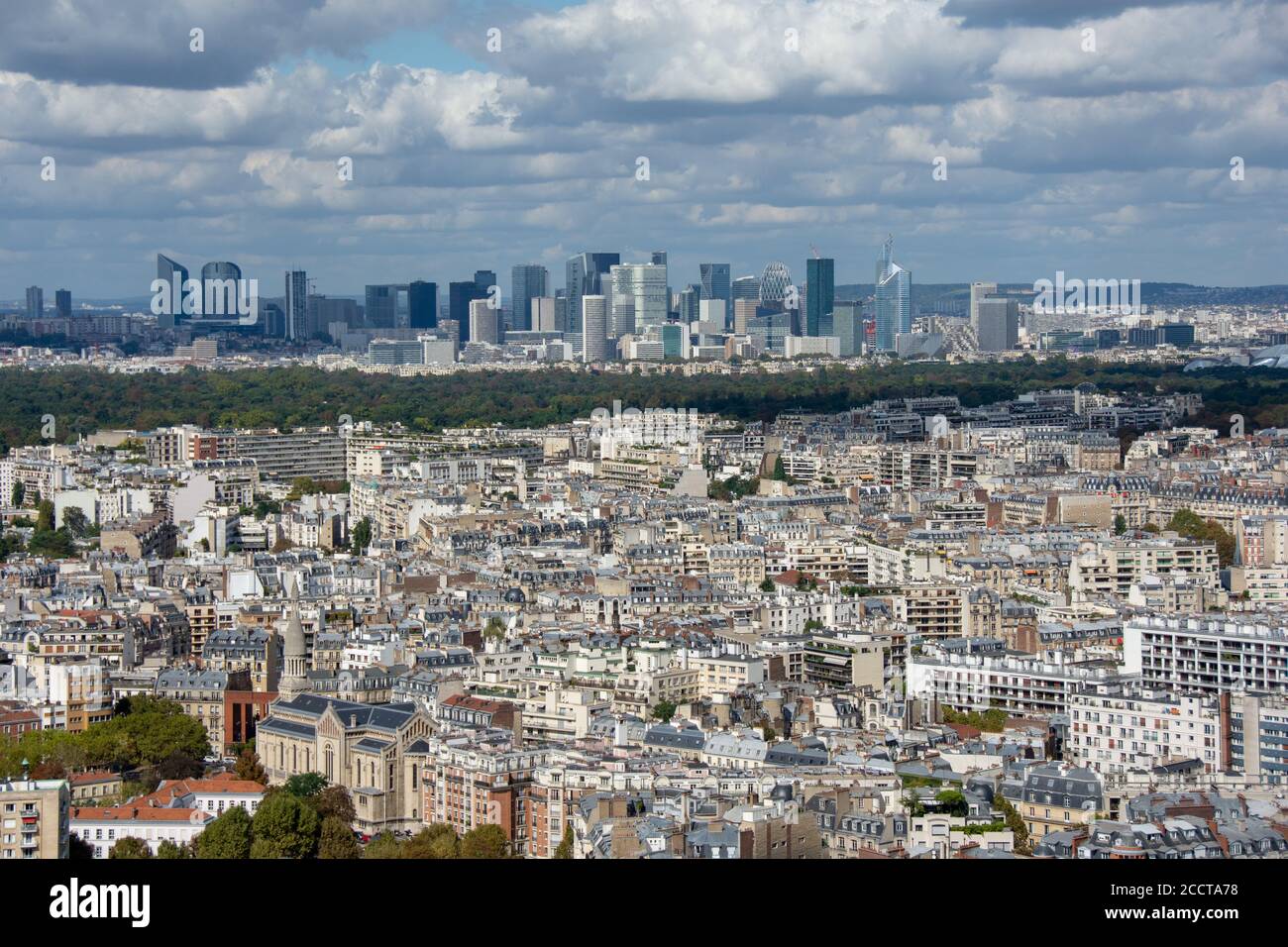 Luftaufnahme der Türme von La Defense, Geschäftsviertel von Paris, Frankreich, sonnig mit bewölktem Himmel, pariser Gebäude und der bois de Boulogne in der Stockfoto