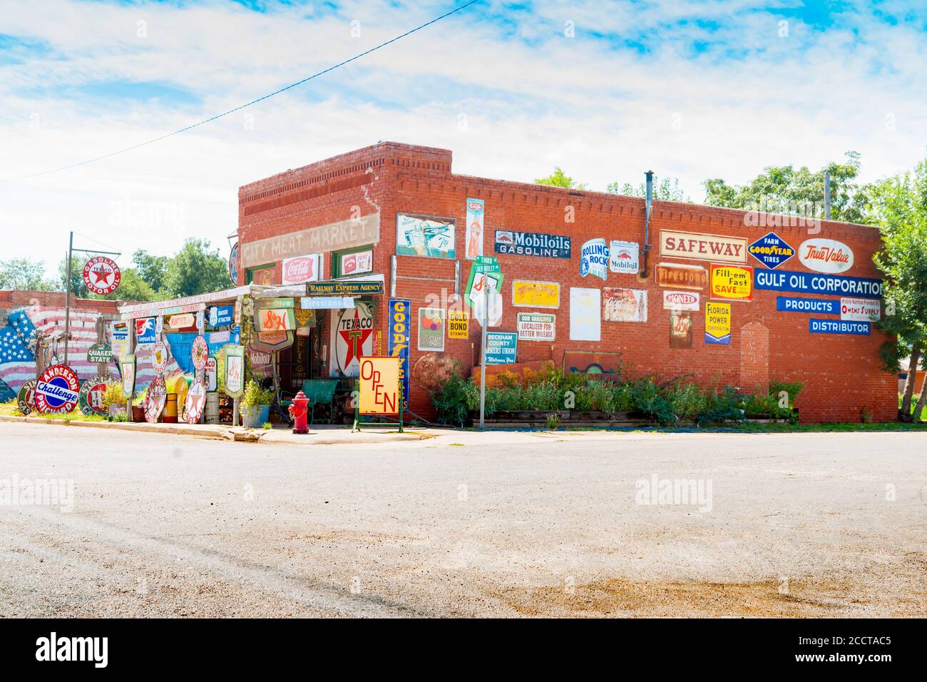 Erick USA - September 11 2015; Old City Meat Market rotes Ziegelgebäude jetzt berühmt Sandhills Curiosity Shop in kleiner Stadt an der Route 66 bekannt für seine CO Stockfoto