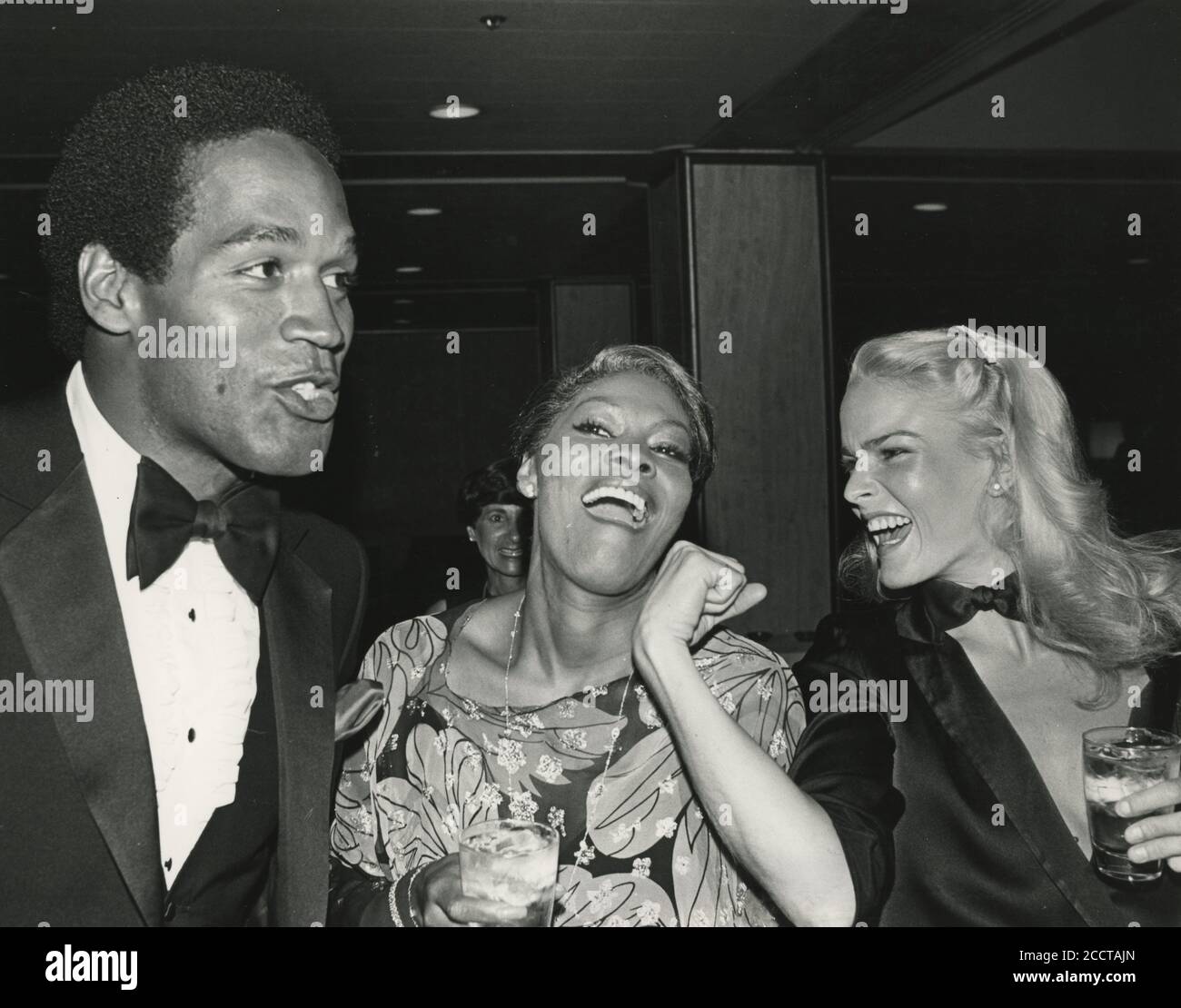 Los Angeles, CA, USA. BIBLIOTHEK. O. J. Simpson und Nicole Brown Simpson mit Dionne Warwick im St. Jude's and Children's Research Hospital im Century Plaza Hotel. Juli 1980. Das Paar begann mit der Datierung im Jahr 1979. Verheiratet im Jahr 1985. Geschieden 1992. Brown Simpson wurde am 12. Juni 1994 ermordet. O.J. Simpson wurde wegen ihres Mordes angeklagt, aber freigesprochen. AKTUALISIERT:12.08.2020 Ref:LMK30-SLIB120820PBOR-001 Peter Borsari/PIP-Landmark MediaWWW.LMKMEDIA.COM. Stockfoto