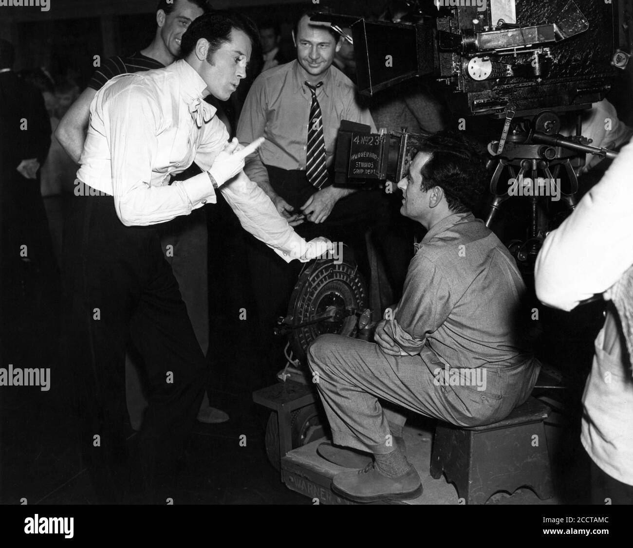 HENRY FONDA und Regisseur WILLIAM WYLER mit Camera Crew am Set offen während der Dreharbeiten zur Ballszene in JEZEBEL 1938 aus dem Spiel von Owen Davis Musik Max Steiner Kostüme Orry-Kelly Warner Bros. Stockfoto