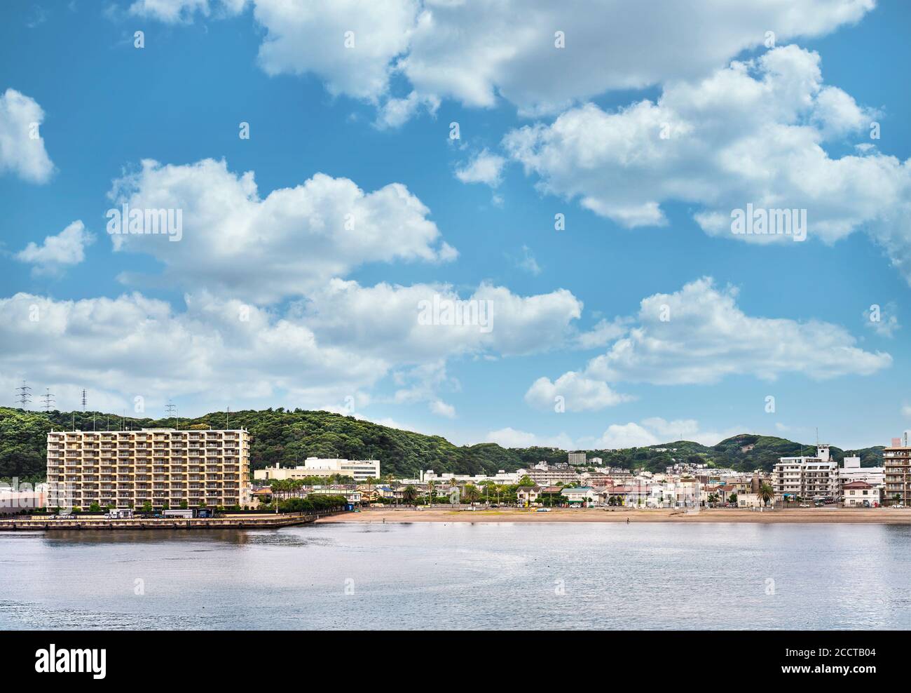 kanagawa, japan - juli 18 2020: Kurihama Strand vor dem Kurihama Blumenpark auf der Miura Halbinsel. Stockfoto