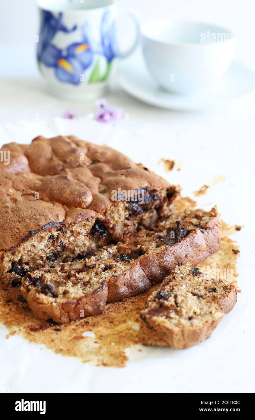 Leckerer Kuchen mit Schokoladenstückchen auf dem Tisch. Selektiver Fokus. Nahaufnahme. Stockfoto