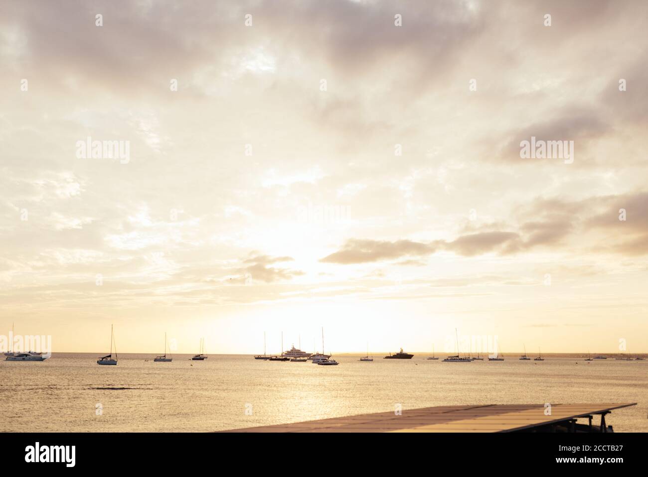 Sonnenuntergang mit Booten an einem Strand auf Mallorca Stockfoto