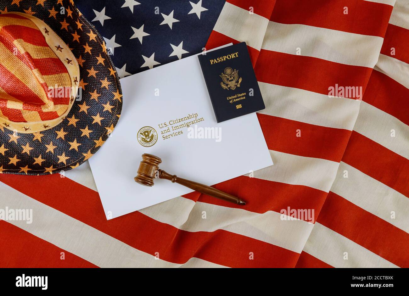 US-Pass über Richter Gavel, Anwaltsbüro US-Abschiebung USCIS Department of Citizenship Immigration Security Vereinigte Staaten auf amerikanischer Flagge Stockfoto