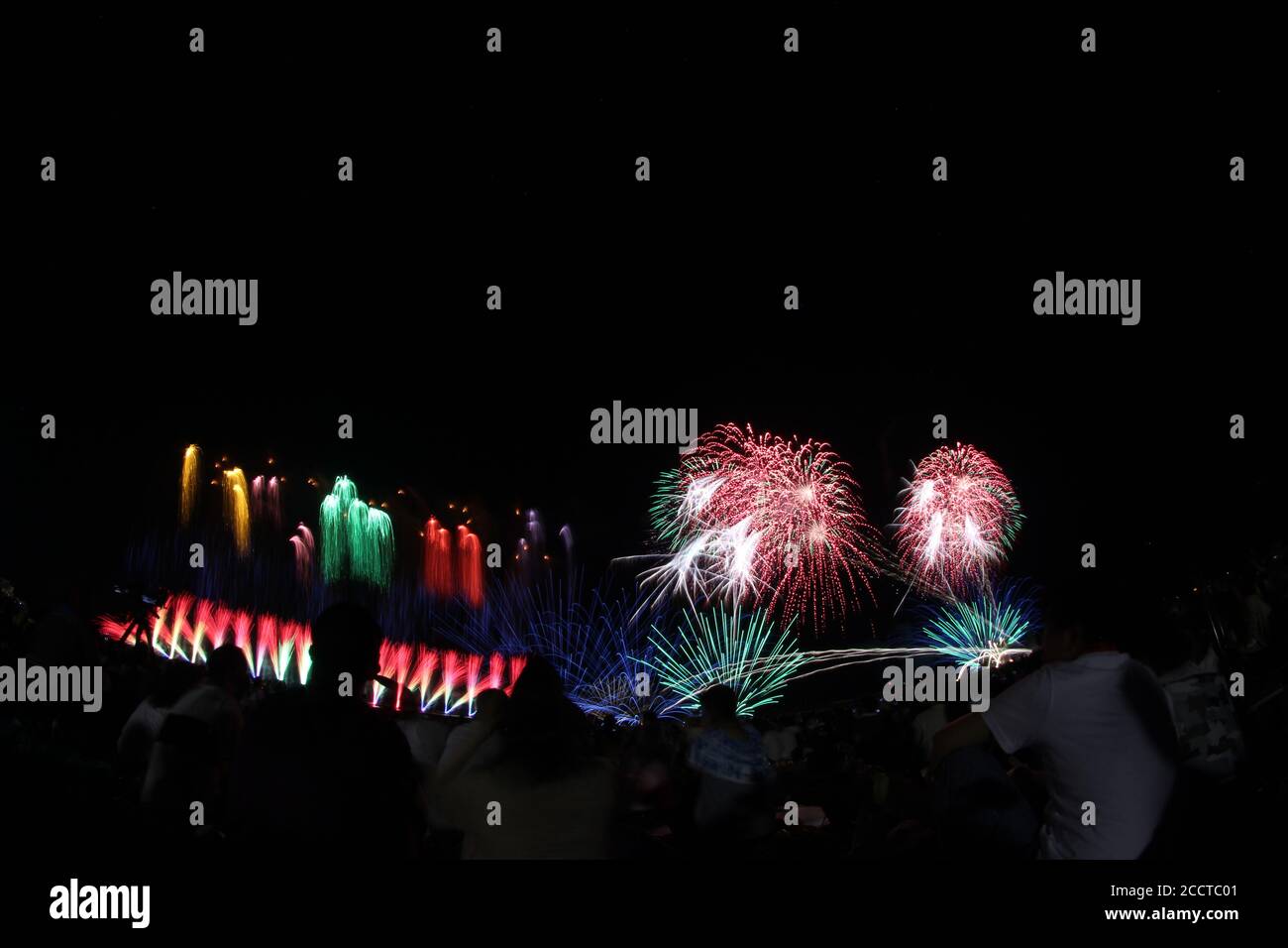 Großes Feuerwerk im Juli Stockfoto