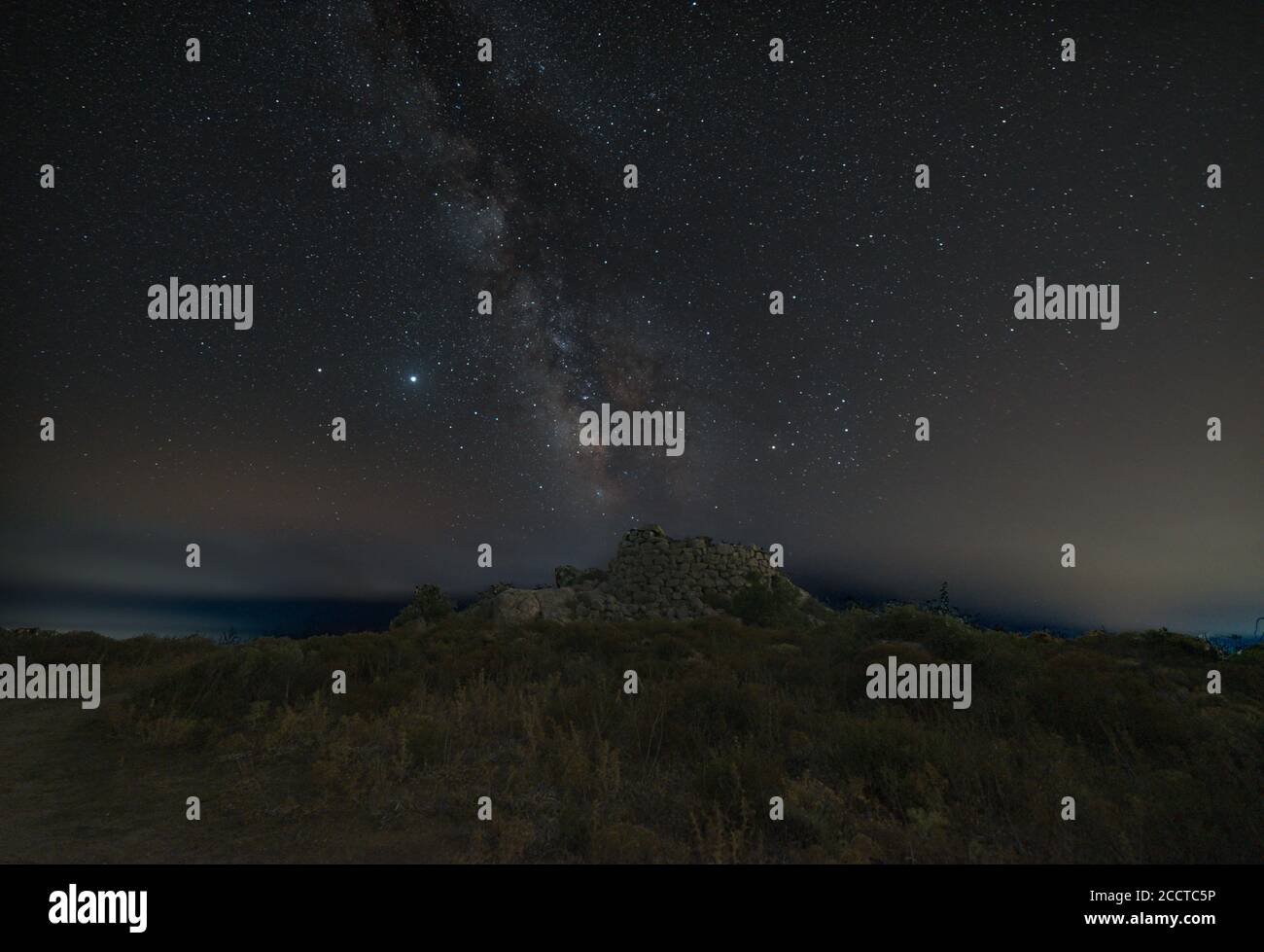 Milchstraße über einem alten nuraghe in Sardinien Stockfoto