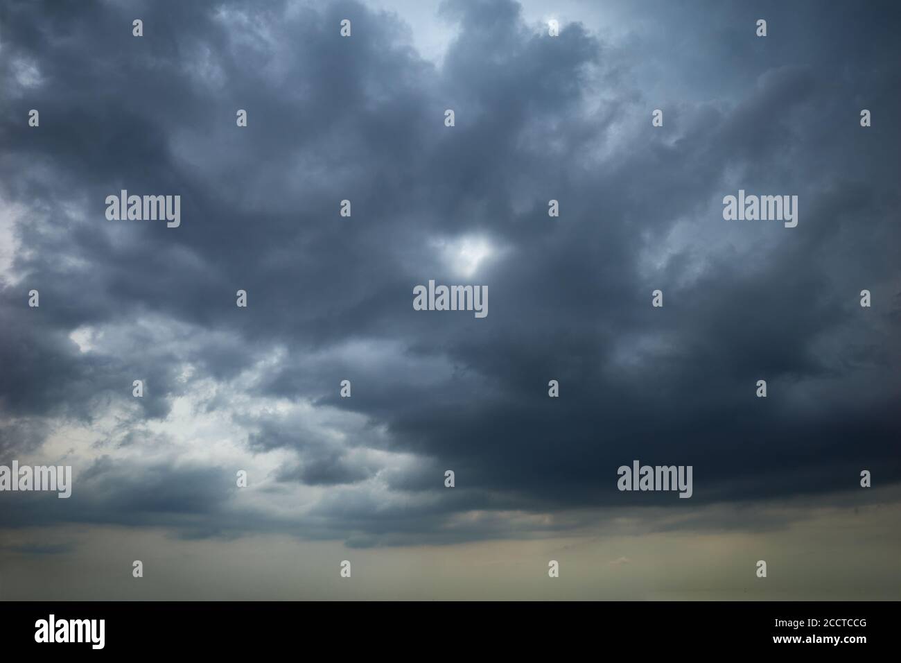 Dunkle Wolken am dramatischen Himmel. Stratocumulus Wolken bedeckten den bewölkten Himmel am Tag. Stockfoto