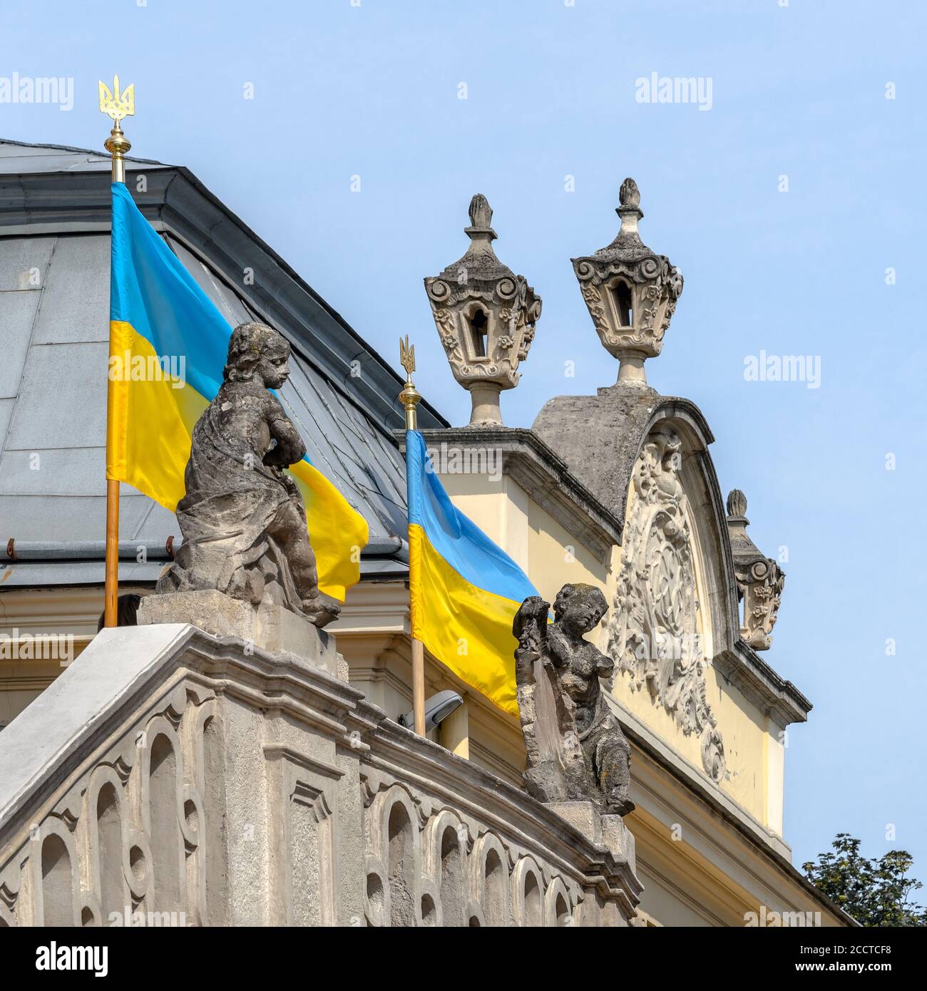 Detail der Fassade der griechisch-katholischen St. Georgs Kathedrale in Lviv, Ukraine. Eingang mit ukrainischen Nationalflaggen geschmückt Stockfoto