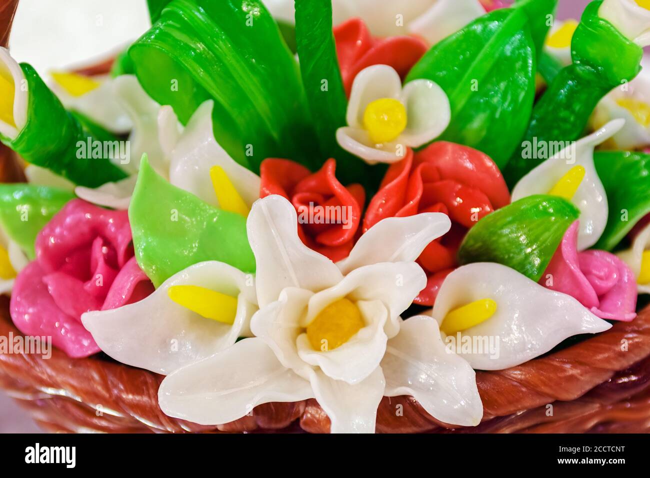 Korb mit Blumen aus geschmolzenem, farbigem Zucker Stockfoto