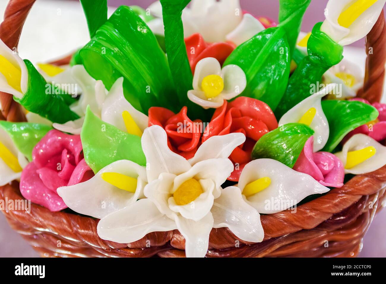 Korb mit Blumen aus geschmolzenem, farbigem Zucker Stockfoto