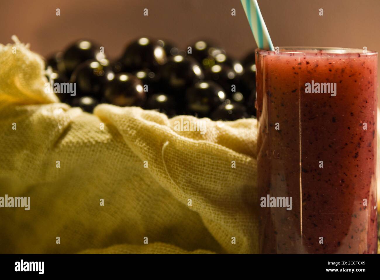 Frisches Obst und ein Glas Jaboticaba Saft. Jabuticaba ist eine Frucht, die ursprünglich aus Brasilien stammt. Sie ist im Atlantischen Wald beheimatet und hat die ungewöhnlichen Eigenschaften Stockfoto