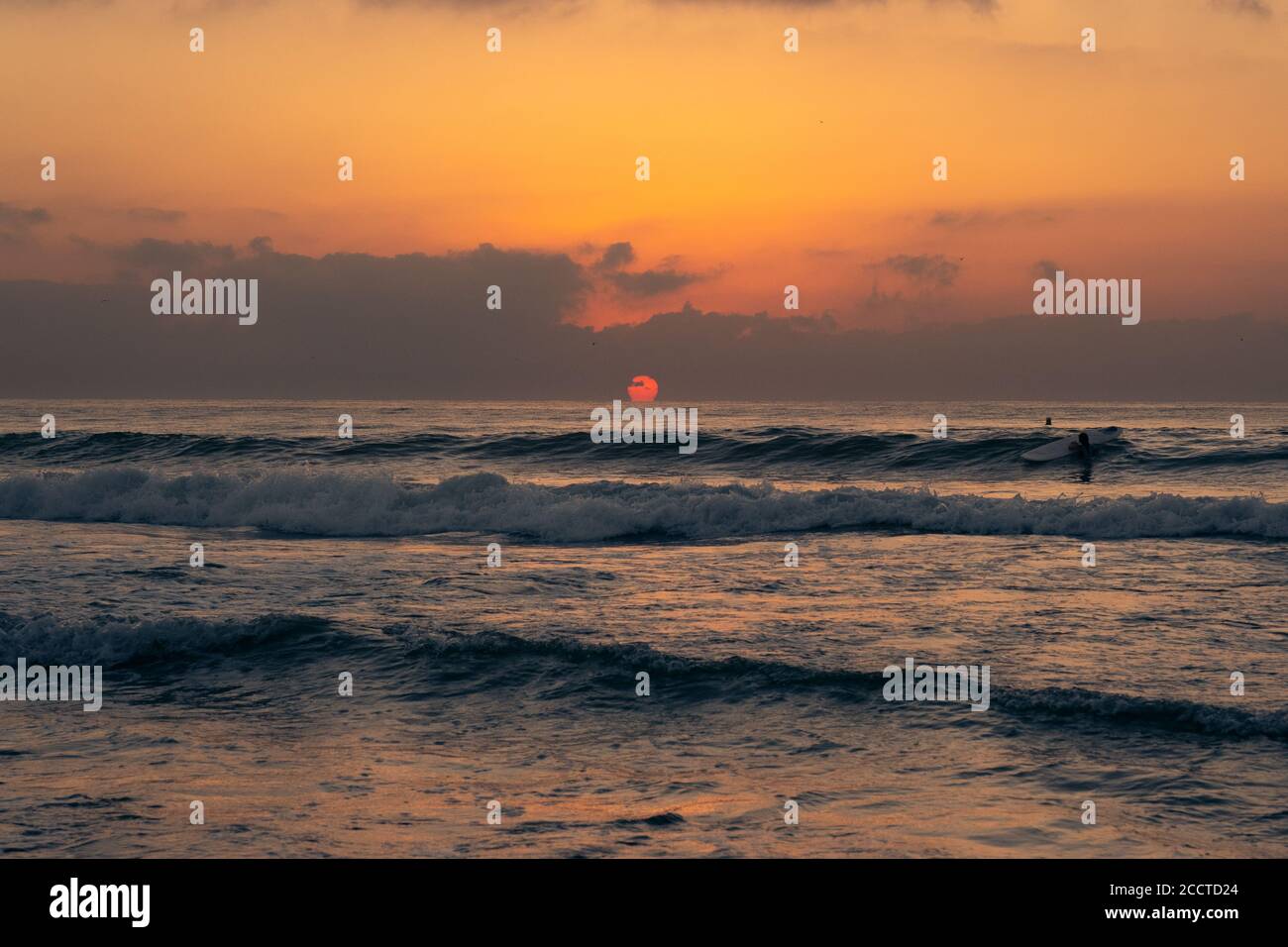 Schöner Sonnenaufgang über dem Mittelmeer, ruhige Wellen Stockfoto