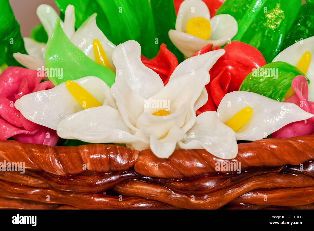 Korb mit Blumen aus geschmolzenem, farbigem Zucker Stockfoto