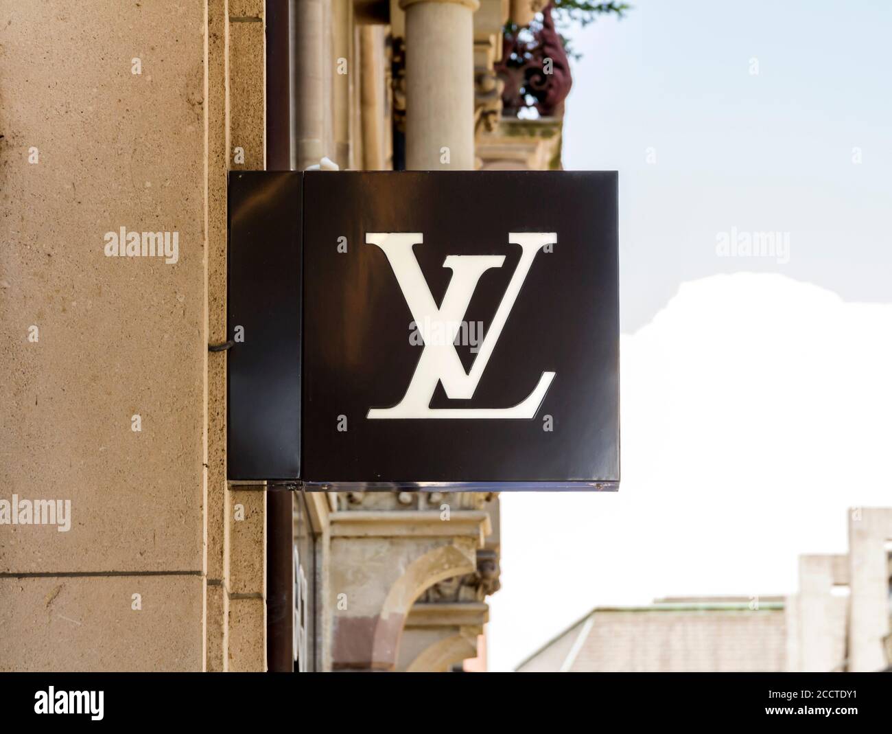 Basel, Schweiz, Louis Vuitton Logo. Louis Vuitton Malletier ist ein  französisches Modehaus, das 1854 gegründet wurde und heute zur LVMH Group  gehört Stockfotografie - Alamy
