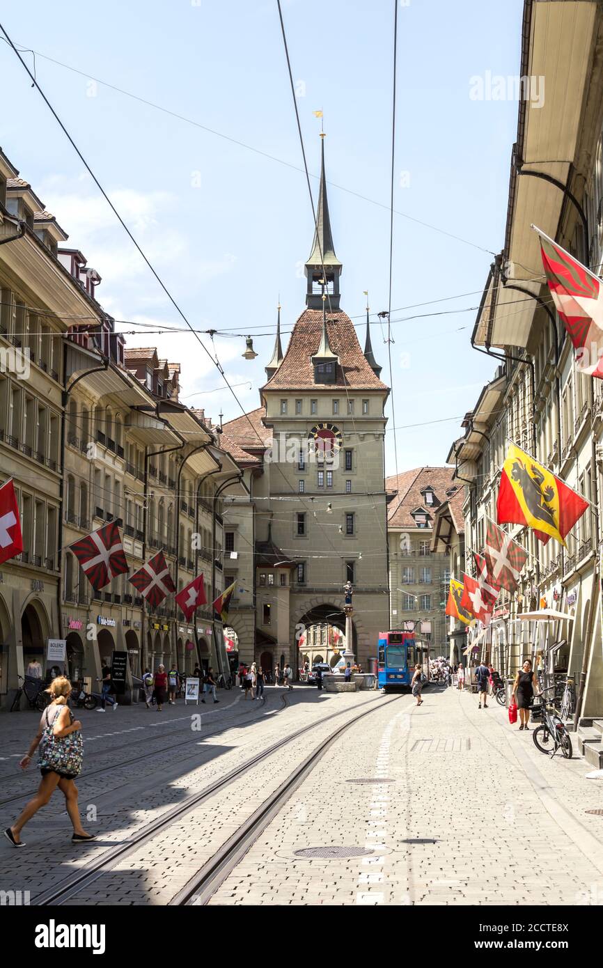 BERN, SCHWEIZ - Blick auf die Altstadt von Bern Stadt, unesco-Weltkulturerbe, Es ist eine beliebte Einkaufsstraße und mittelalterliche Innenstadt von Bern, Schweiz Stockfoto