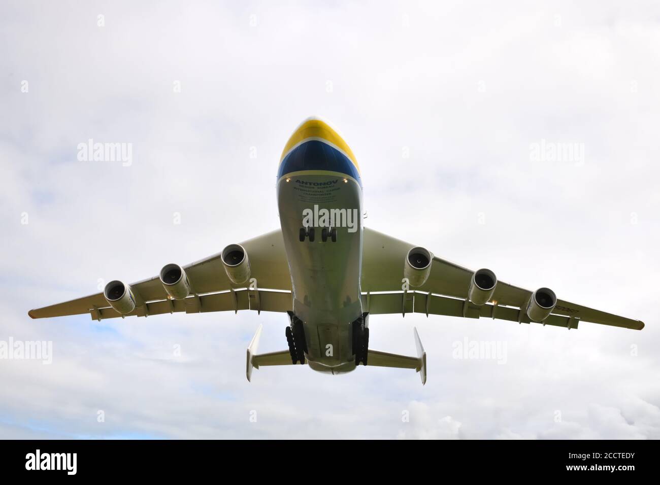 Das größte Flugzeug der Welt, das Antonov an-225 'Mriya' Frachtflugzeug, das in Prestwick, Schottland, Großbritannien, Europa ankommt Stockfoto