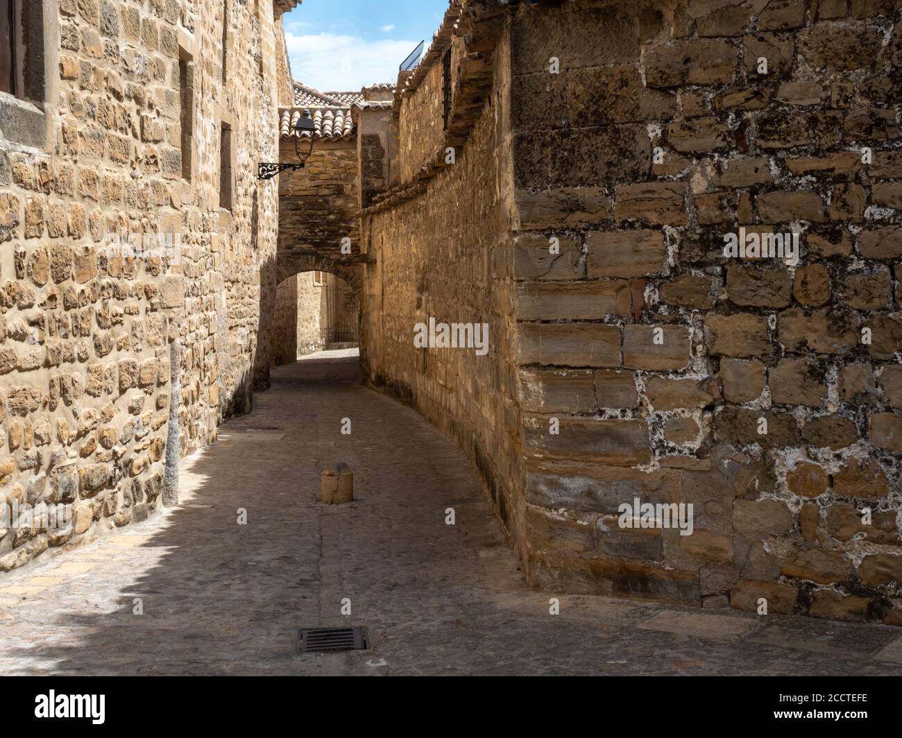 Enge und einsame mittelalterliche Straße in Baeza, Jaen, Spanien Stockfoto