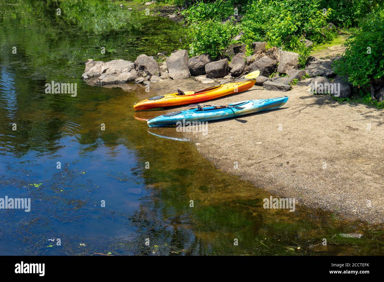 Zwei leere Kajaks am Ufer Stockfoto