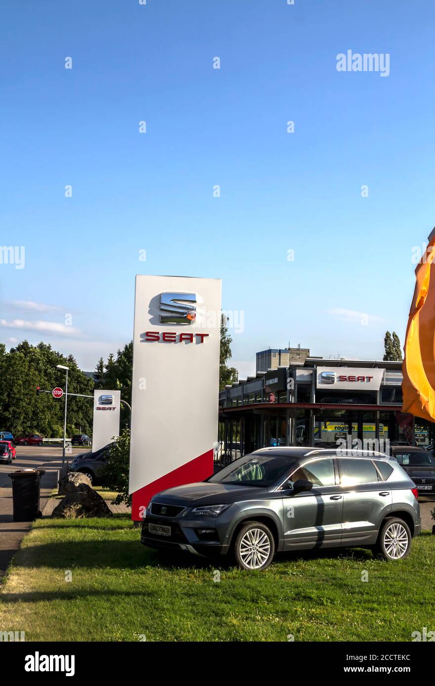 Rheinfelden, Deutschland, Schweiz, 1. Juli 2019: Reihe von Neuwagen zum Verkauf Großbestand auf großem Parkplatz - Seat Autohändler Bestand Stockfoto