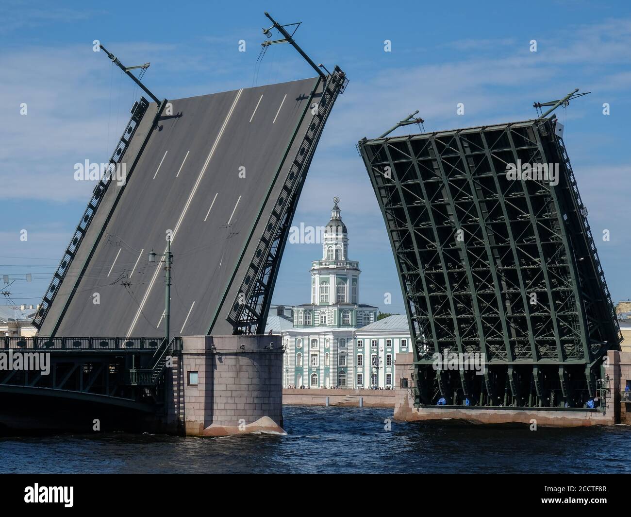 Zugbrücke in St. Petersburg, Russland. Das Kunstkameragebäude zwischen den Öffnungen der Brücke. Stockfoto