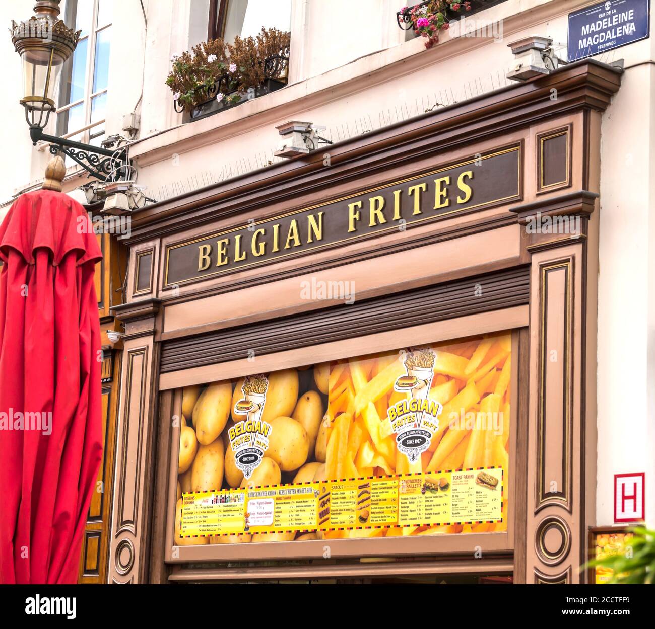 Brüssel, BELGIEN - 7. Juli 2019: Klassische belgische Fritten mit einer Auswahl an Saucen, sowie Burger und Snacks in Brüssel, Belgien Stockfoto