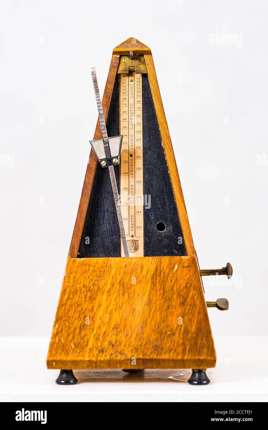 Altes Vintage Metronom auf hellem Hintergrund Stockfoto