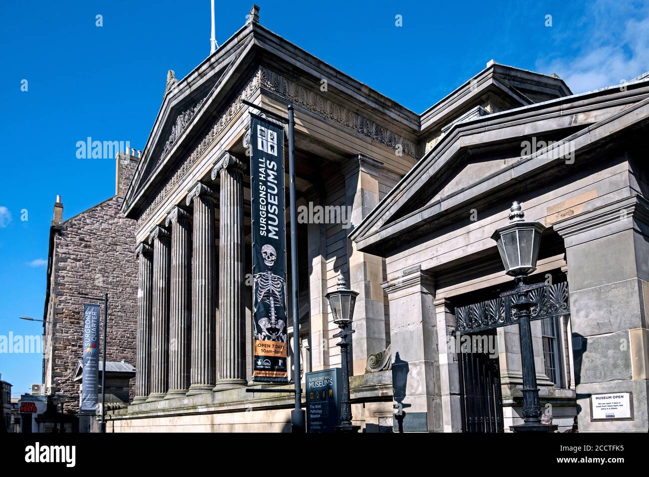 Die Chirurgen Hall in Edinburgh, entworfen von William Playfair, ist der Sitz des Royal College of Surgeons of Edinburgh Stockfoto