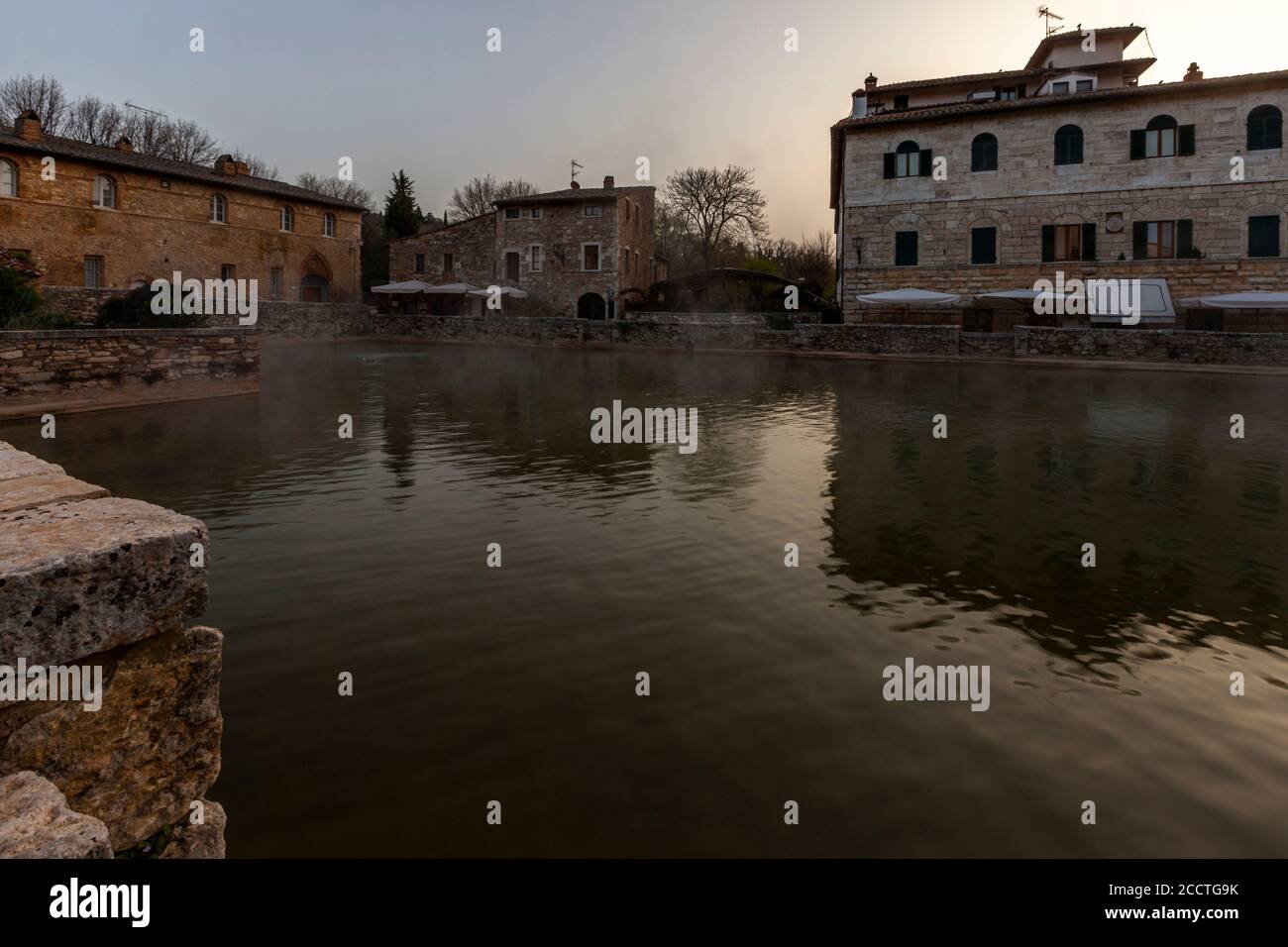 Im Zentrum von Bagno dominiert Vignoni das alte Thermalbad. Heute ist der Pool ein geschütztes Denkmal und das Baden ist hier verboten. Aber der Charme des alten Badeplatz ist perfekt erhalten. Mehrere Cafés und Restaurants säumen die historische Stätte, die oft Kulisse für Filme war. Stockfoto