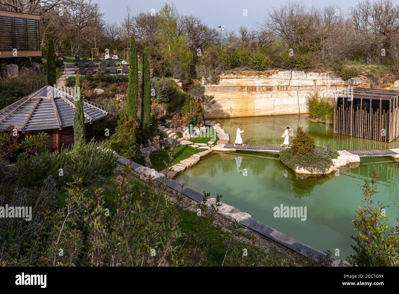 Hotel Adler Thermae, Bagno Vignoni, Toskana mit Thermalbad, Toskana, Val d'orcia Italien, UNESCO-Weltkulturerbe. Das Hotelgebäude im Stil einer toskanischen Villa wurde in einem ehemaligen Steinbruch erbaut. So fügt sich das Hotel Adler Thermae in die UNESCO-geschützte Landschaft ein Stockfoto