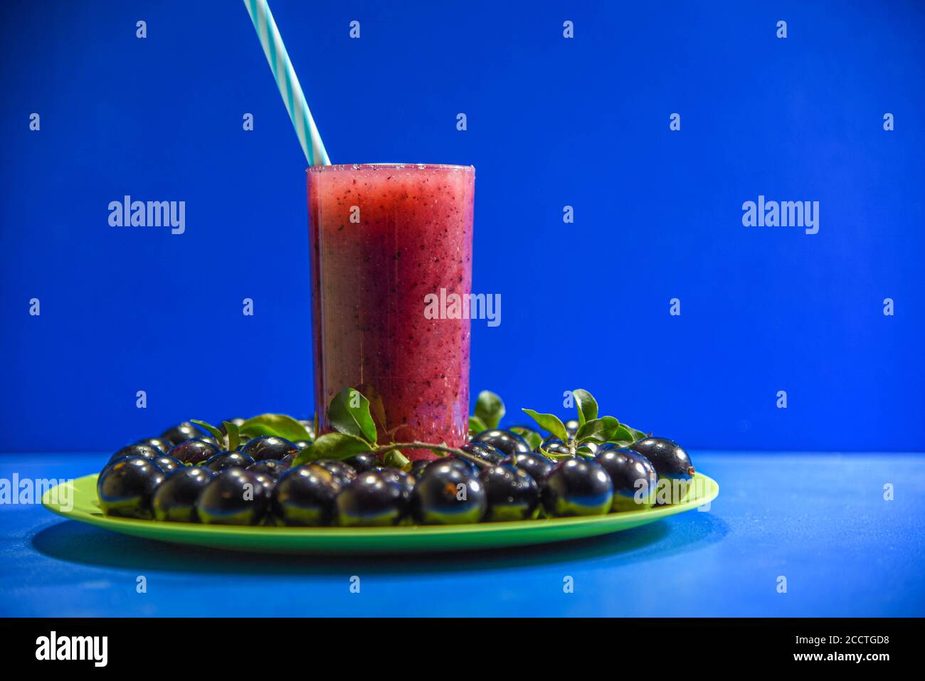 Saft und Früchte von Jaboticaba (Myrciaria cauliflora). Die Früchte werden in der Regel in natura konsumiert, sind aber für die Herstellung von Säften geeignet, Centre Stockfoto