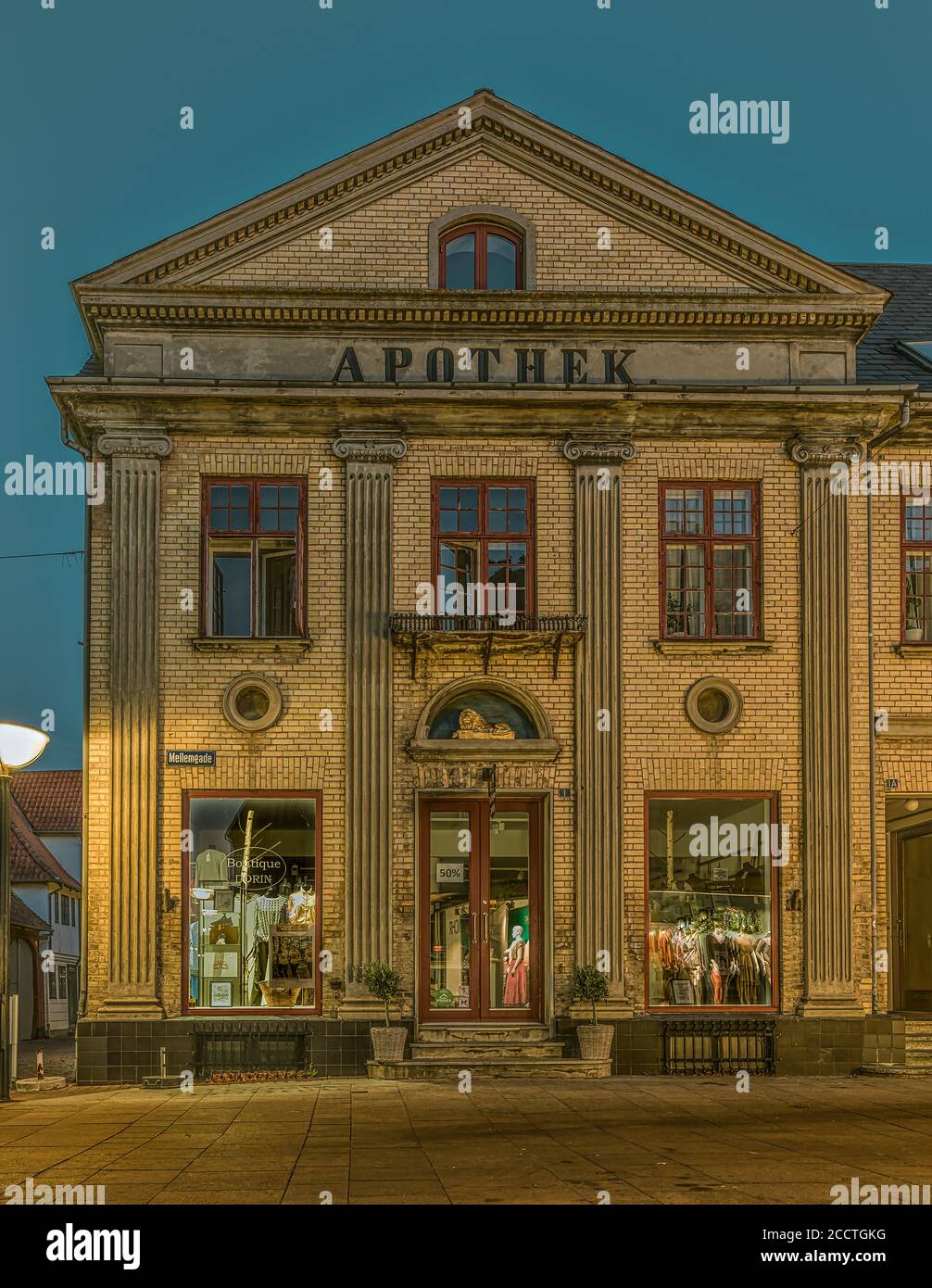 Löwenapotheke mit einer antiken griechischen Fassade mit Säulen in ionischer Ordnung, Faaborg, Dänemark, 17. August 2020 Stockfoto
