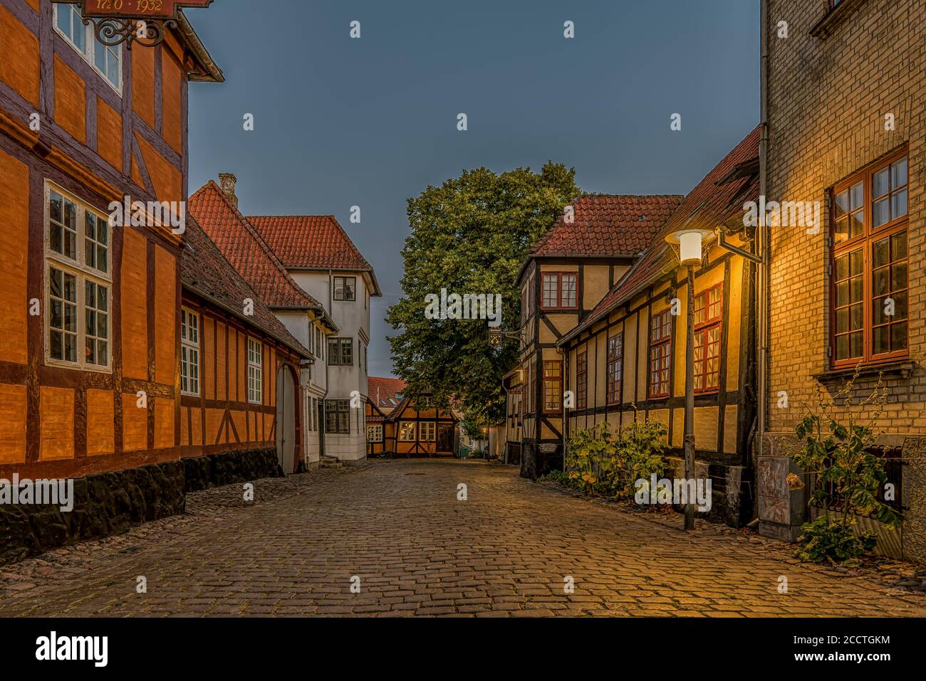 Fachwerkhäuser im Morgenlicht auf einer Kopfsteinpflasterstraße in der kleinen Stadt Faaborg, Dänemark, 17. August 2020 Stockfoto