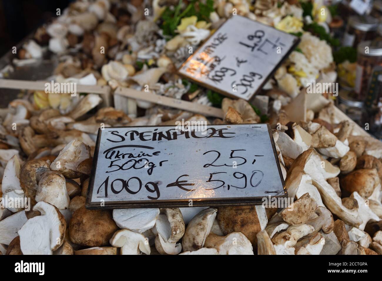 Boletuses für Feinschmecker auf einem Open-Air-Markt in Münster, Deutschland, Europa angeboten. Stockfoto