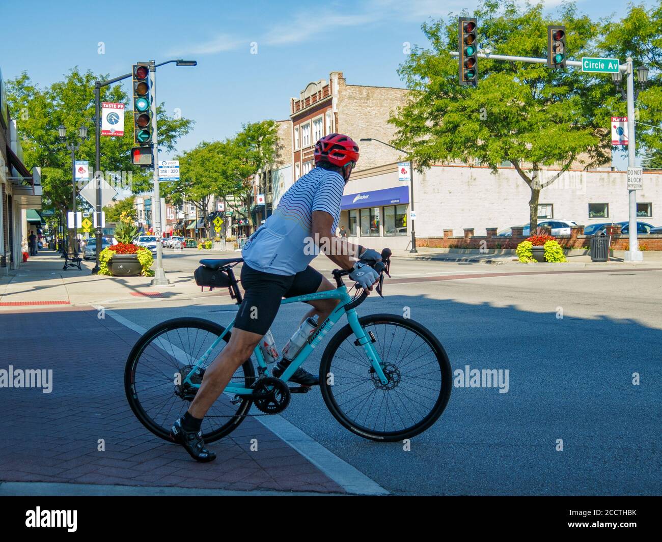 Radfahrer bereitet sich auf Kreuzung zu überqueren. Forest Park, Illinois. Stockfoto