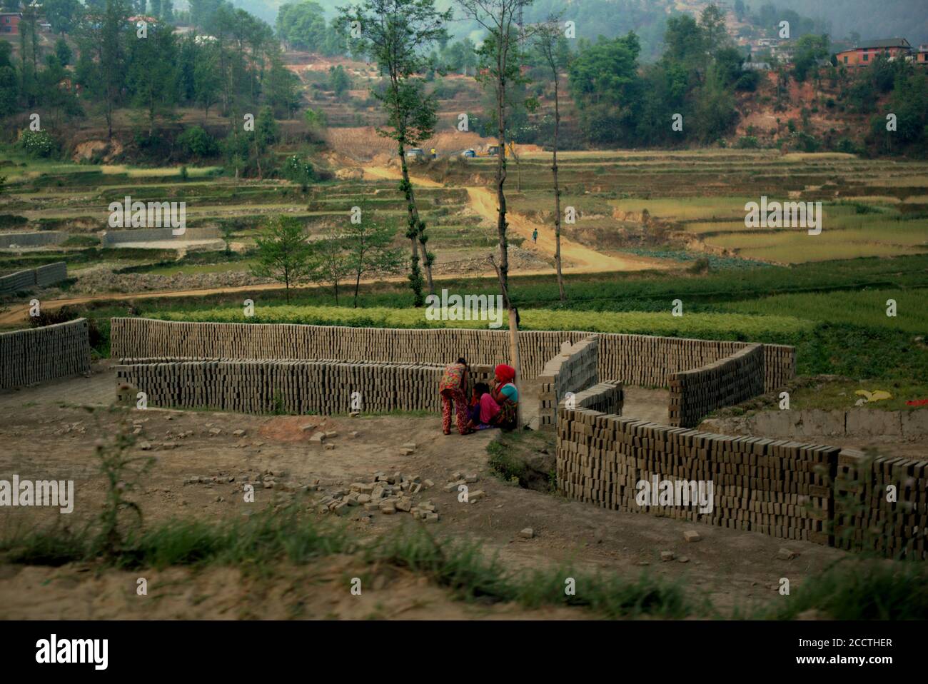 Ein Fabrikgelände für Baustoffe am Stadtrand von Kathmandu, Bagmati Pradesh, Nepal. Stockfoto