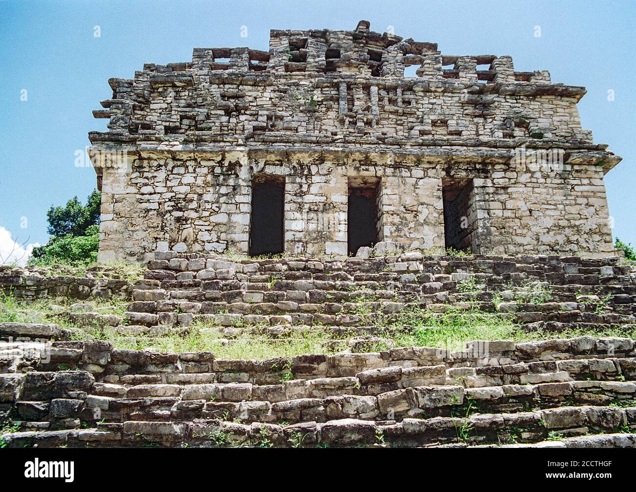 Struktur XXXX; 40 in der südlichen Akropolis-Gruppe. Yaxchilan Maya Ruinen; Chiapas, Mexiko. Vintage Film Bild - ca. 1990. Stockfoto