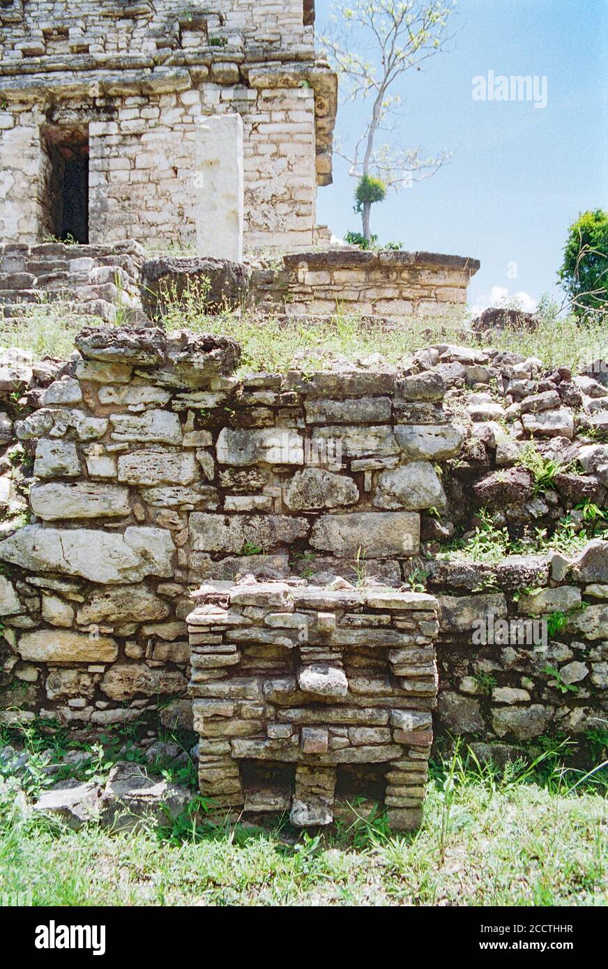Unidentited kleine Struktur an der Basis der Struktur XXXXI 41 in der südlichen Akropolis. Yaxchilan Maya Ruinen; Chiapas, Mexiko. Vintage Film Bild - ca. 1990. Stockfoto