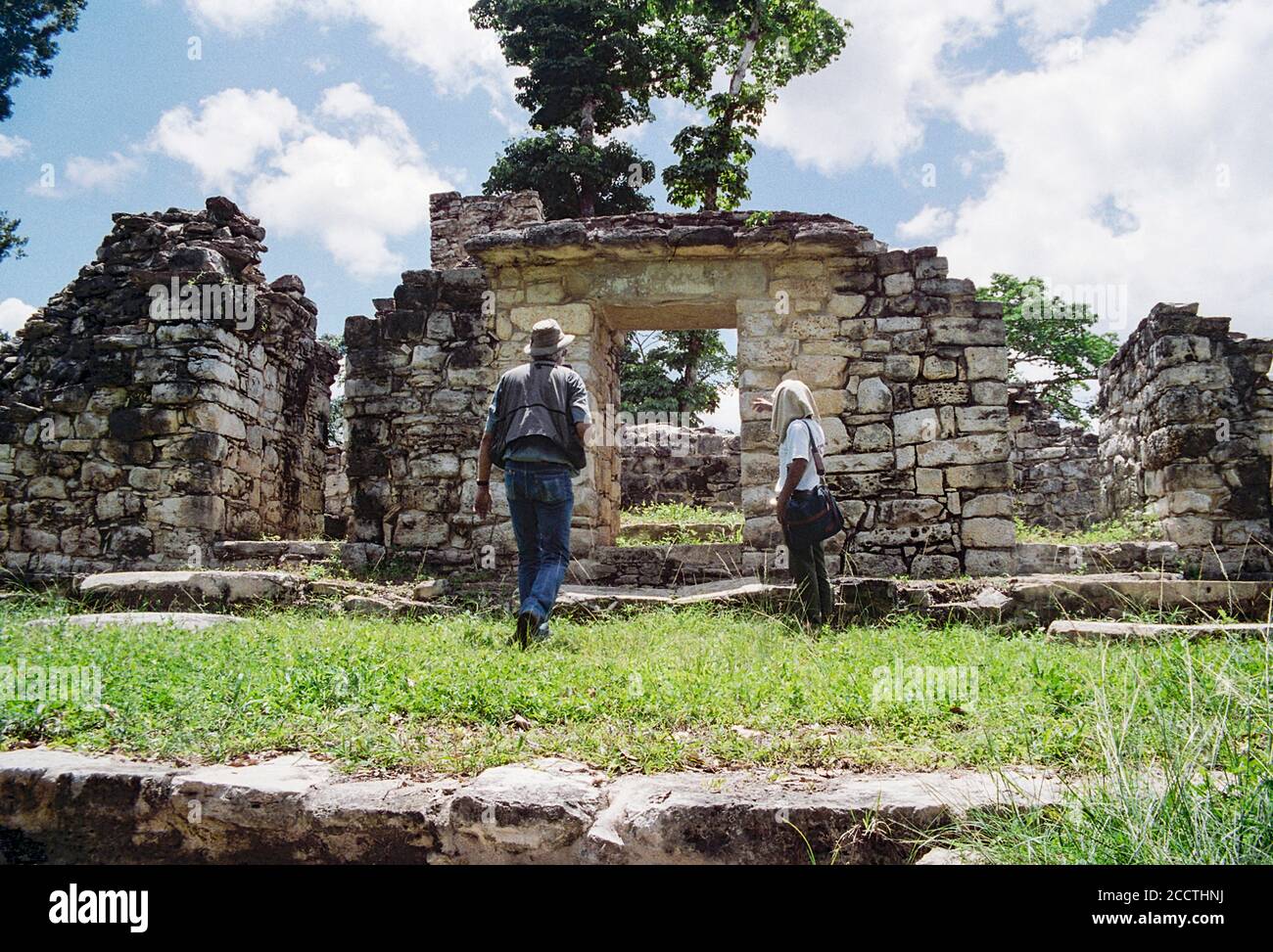 Ein lokaler Guide erklärt diese Struktur in West Acropolis. Yaxchilan Maya Ruinen; Chiapas, Mexiko. Vintage Film Bild - ca. 1990. Stockfoto