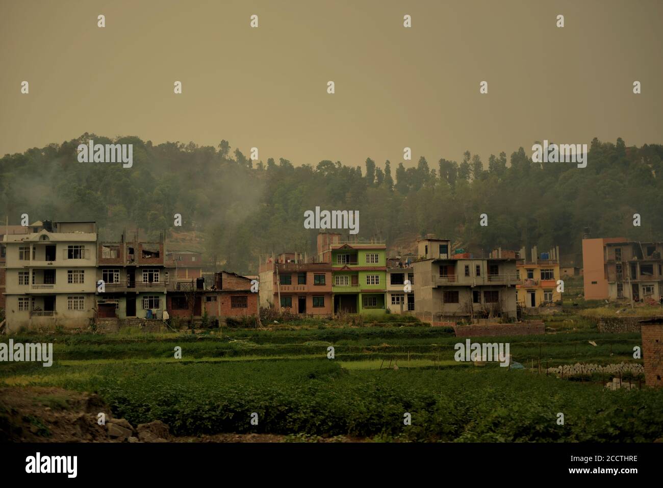 Ein Blick auf Wohnhäuser im Kathmandu Valley, von einer Straße nach Dhulikhel, Bagmati Pradesh, Nepal gesehen. Stockfoto