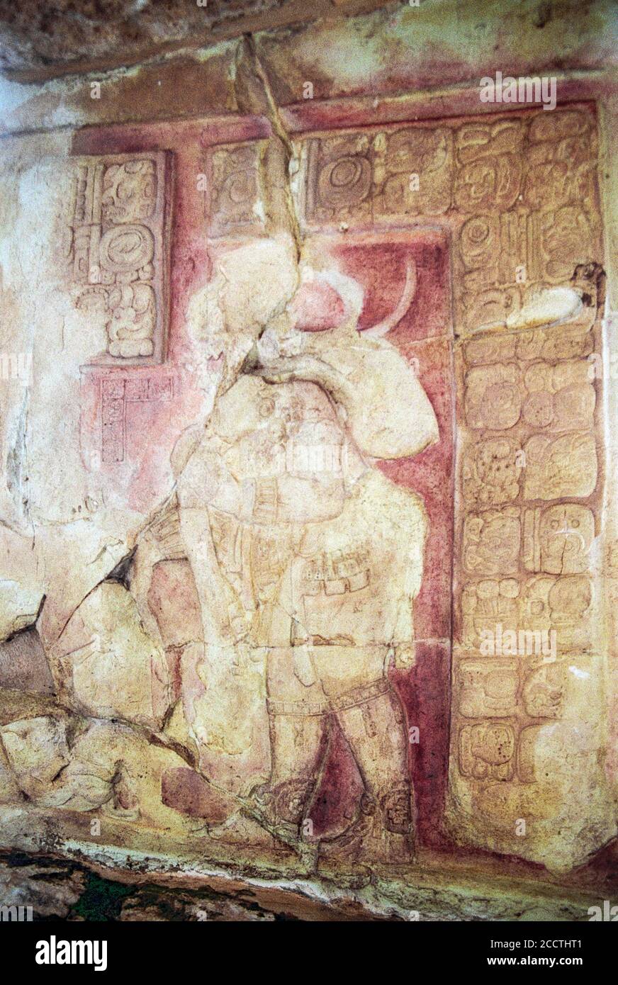 Überreste von dem, was eine sehr detaillierte Erleichterung gewesen war. Originale rote und schwarze Farbe ist zu sehen. Yaxchilan Maya Ruinen; Chiapas, Mexiko. Vintage Film Bild - ca. 1990. Stockfoto