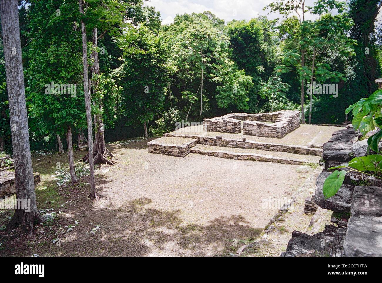 Quadratische Steinbasis einer alten Struktur. Yaxchilan Maya Ruinen; Chiapas, Mexiko. Vintage Film Bild - ca. 1990. Stockfoto