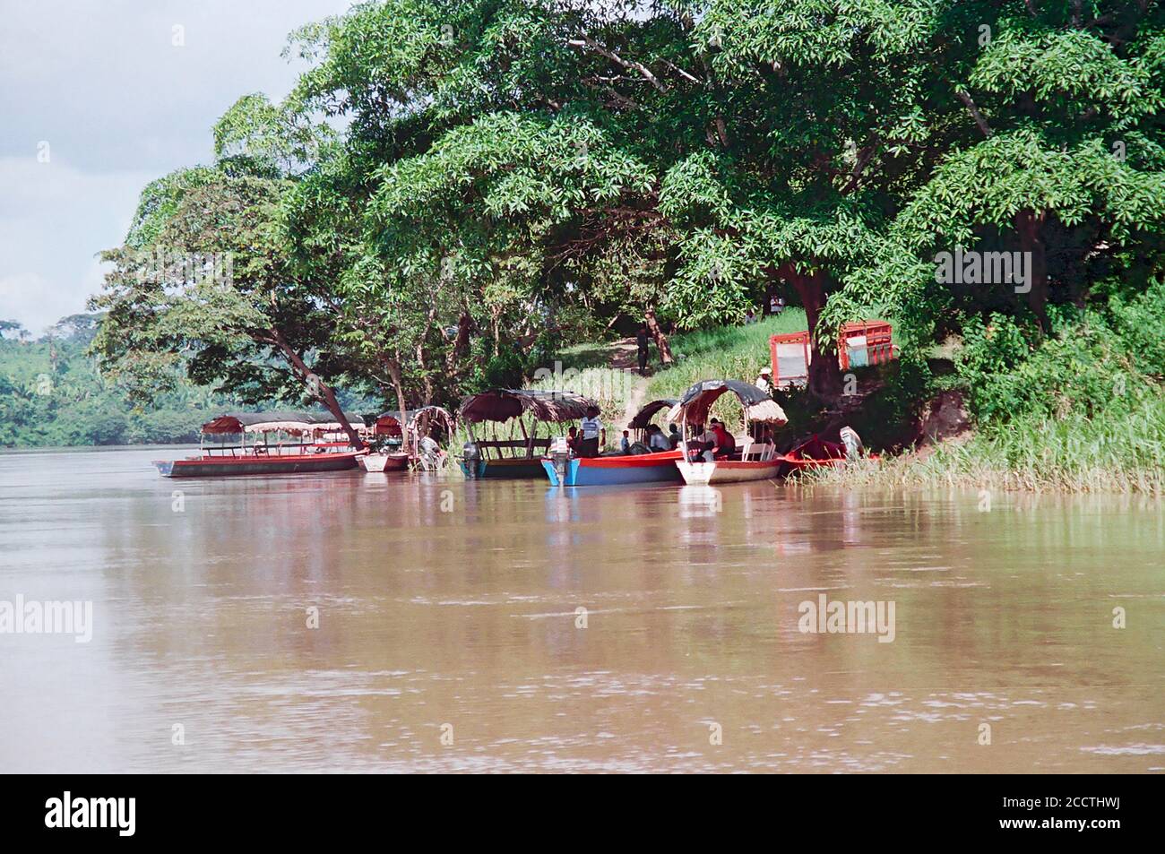 Die Boote auf dem Usumacinta Fluss dockten am Eingang der Yaxchilan Maya Ruinen; Chiapas, Mexiko. Vintage Film Bild - ca. 1990. Nicht identifizierbare Personen. Stockfoto
