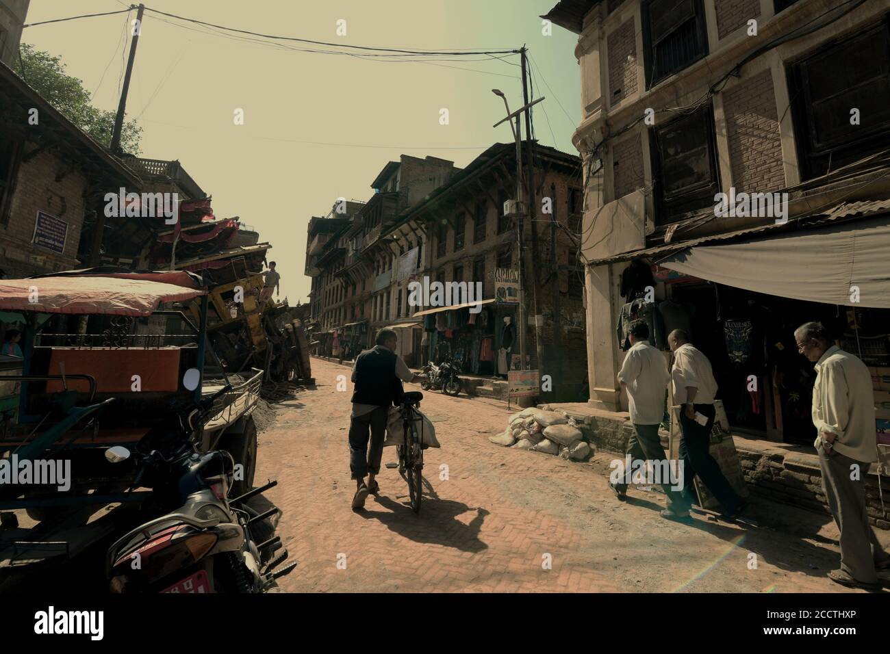 Ein Radfahrer und Fußgänger auf einer der Straßen in Bhaktapur, Nepal. Stockfoto