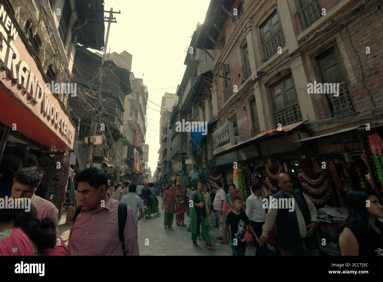 Menschenmassen in einer der Einkaufsstraßen in Thamel, Kathmandu, Nepal. Stockfoto