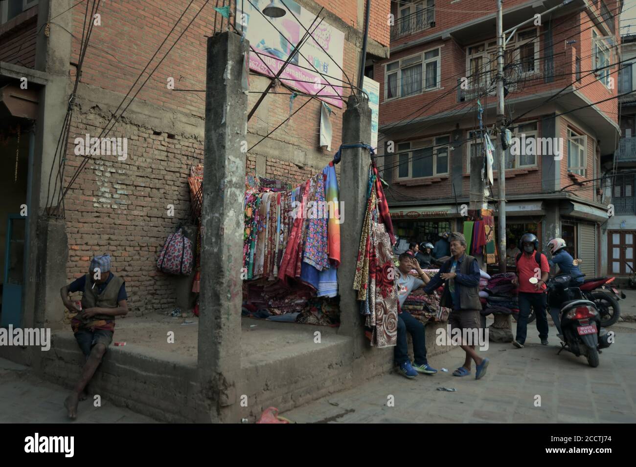 Street Side Shop von Stoffen mit traditionellen Motiven in Kathmandu, Nepal. Stockfoto