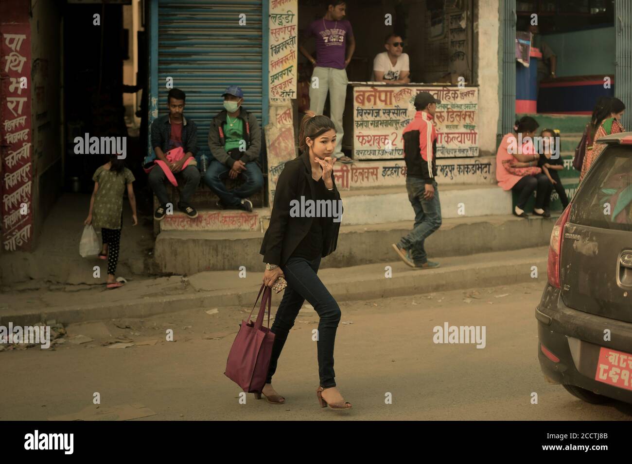 Eine Frau, die eine Straße überquert, die Kathmandu und Dhulikhel in der Provinz Bagmati Pradesh in Nepal verbindet. Stockfoto