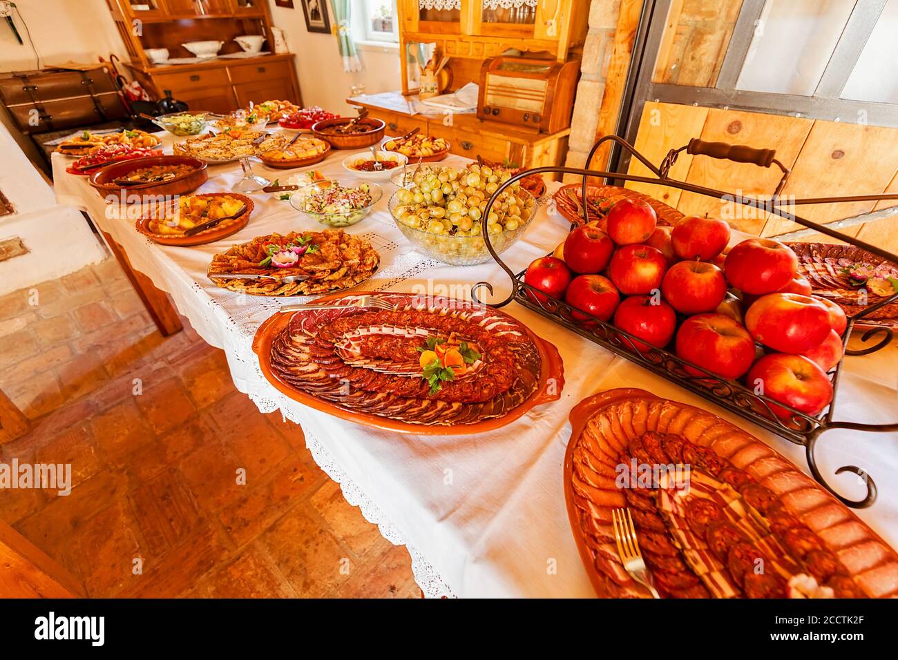 Dekorierter schwedischer Tisch mit Essen und Obst, beachten Sie geringe Tiefenschärfe Stockfoto