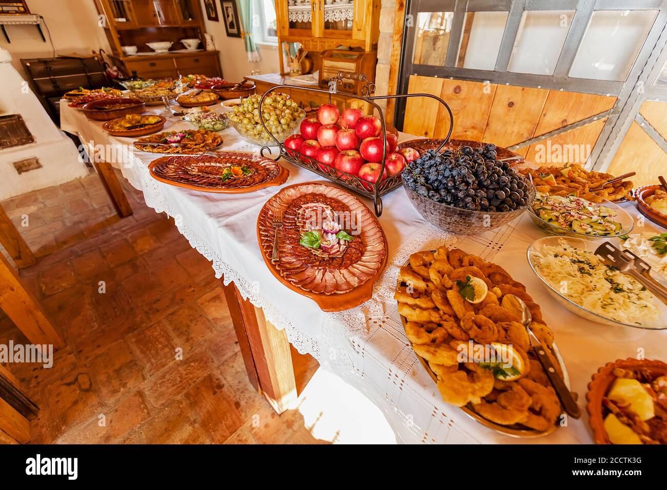 Dekorierter schwedischer Tisch mit Essen und Obst, beachten Sie geringe Tiefenschärfe Stockfoto