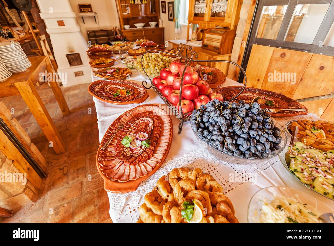 Dekorierter schwedischer Tisch mit Essen und Obst, beachten Sie geringe Tiefenschärfe Stockfoto