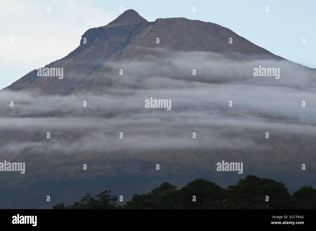 Der konische Vulkan Pico, der sich über seiner gleichnamigen Insel erhebt (Azoren-Archipel, Portugal) Stockfoto
